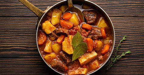 Bredie de Mouton aux Légumes Racines: Une Explosion d'Épices et une Symphonie Texturale dans Votre Assiette!