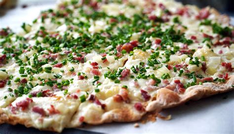  La Tarte Flambée : Un Délice Alsacien Qui Mélange Croustillant et Saveurs Gourmandes