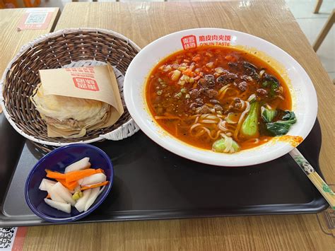  Roujiamo au Goût Fumé et à la Texture Croustillante: Quelle Magie Culinaire se Cache Derrière Ce Plat Chinois?