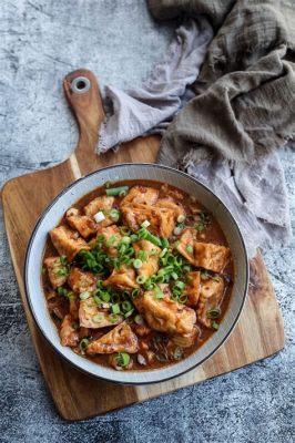  Le Tofu Braisé aux Champignons Shiitake: Une symphonie épicée de saveurs umami et une explosion crémeuse en bouche !