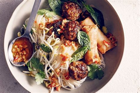  Bún Chả: Un Voyage Délicieux à Travers la Douceur Caramélisée et la Fresque Verte de la Coriandre!