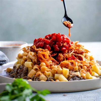  Koshari: Un mélange explosif de saveurs épicées et une symphonie texturale pour les papilles audacieuses !