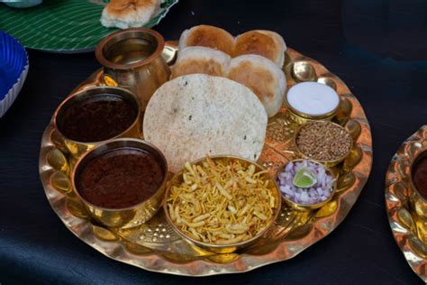  Misal Pav: Des Saveurs Épicées qui Déchaînent un Festin Explosif en Bouche !