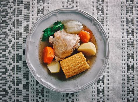  Sancocho de Gallina: Une symphonie crémeuse d'épices en bouillon réconfortant !