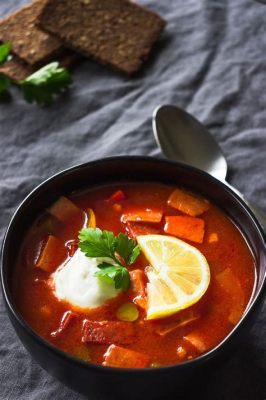 Solyanka! Un bouillon captivant aux saveurs acidulées et réconfortantes de la Russie soviétique !